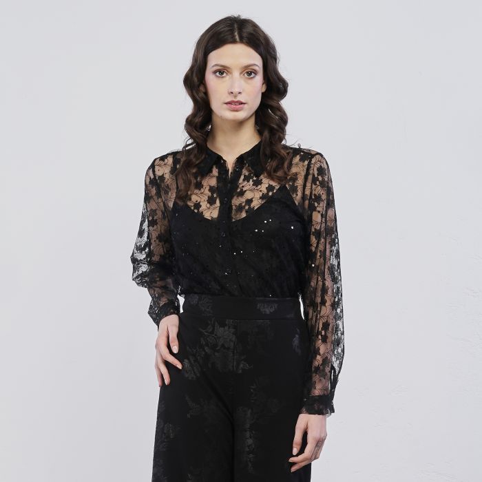 Camicia nera in pizzo con dettaglio paillettes e top coordinato in tinta unita