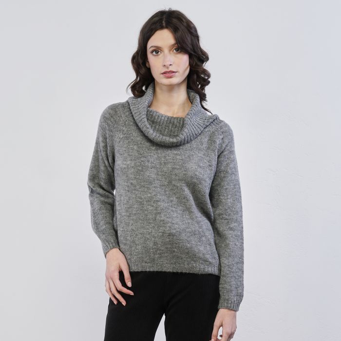Maglione grigio da donna con collo morbido