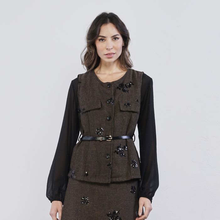 Gilet marrone da donna in fantasia spigata con fiori in paillettes e cintura