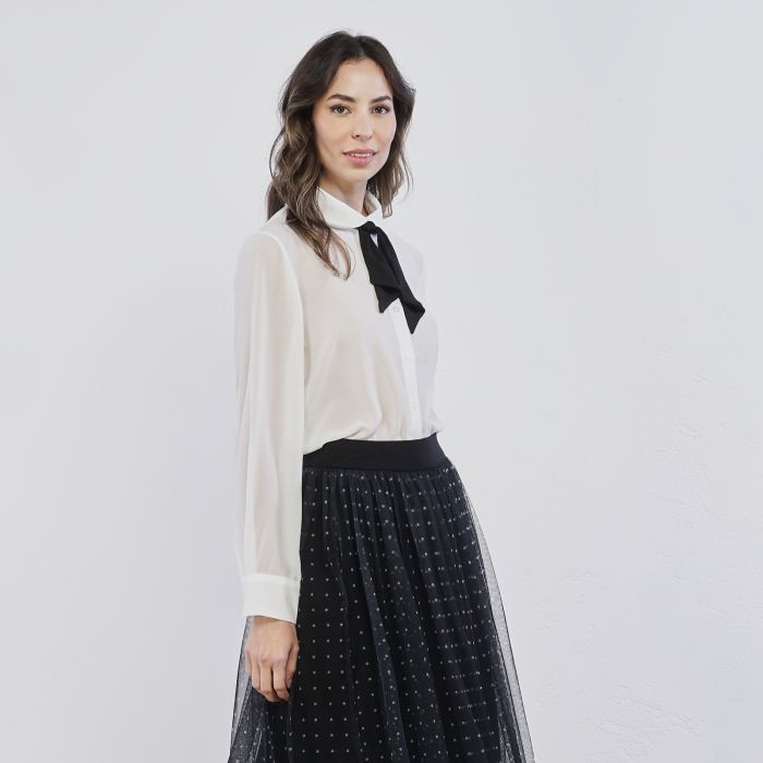 Camicia bianca da donna con cravatta