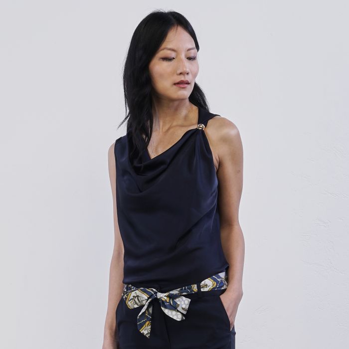 Top blu Alesya da donna con dettaglio gioiello su spallina