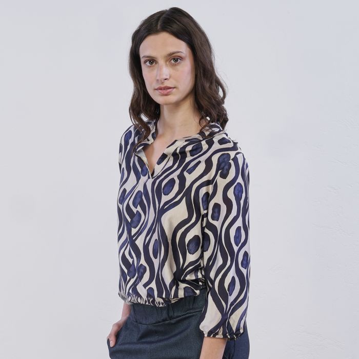 Camicia blu e bianca da donna Alesya in fantasia geometrica