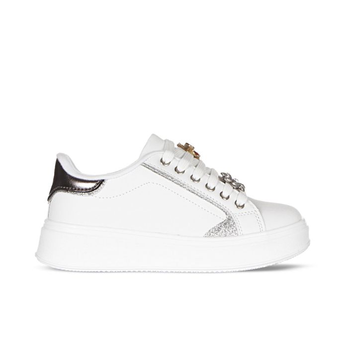 Sneakers bianche da bambina con dettaglio charms sui lacci