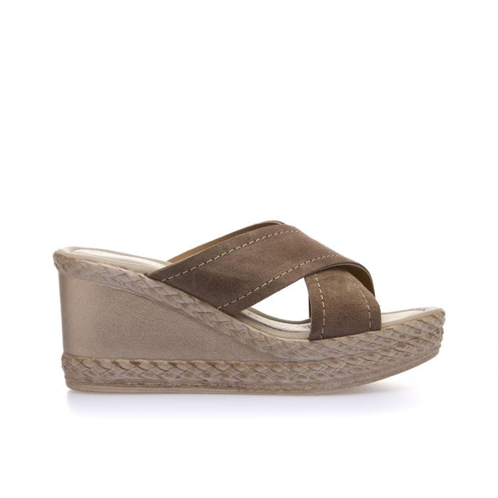 Ciabatte marroni con maxi zeppa e fasce ad incrocio