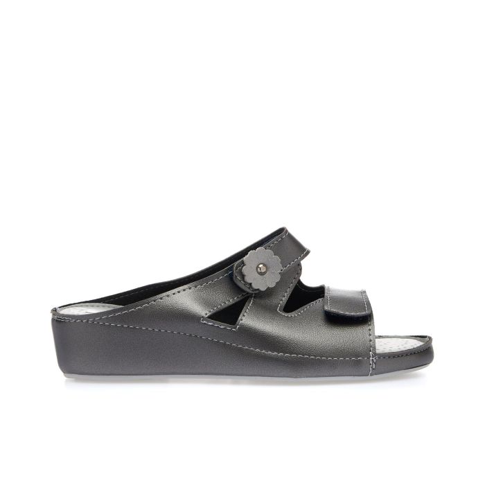 Ciabatte comfort grigie effetto laminato con zeppina e strappi