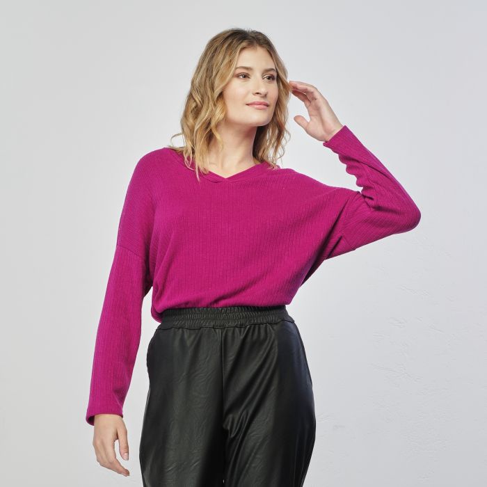 Maglioncino viola a coste con scollo ampio a V