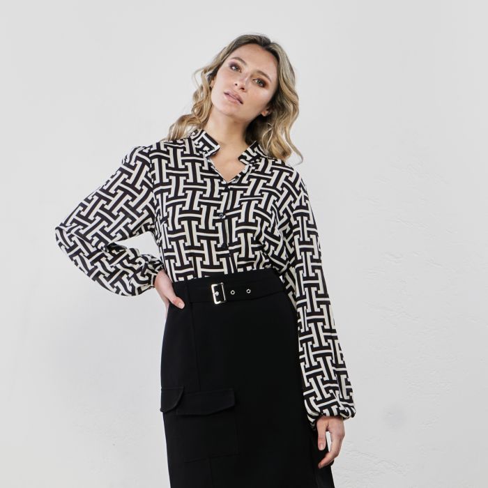 Blusa nera e bianca fantasia optical con bottoni