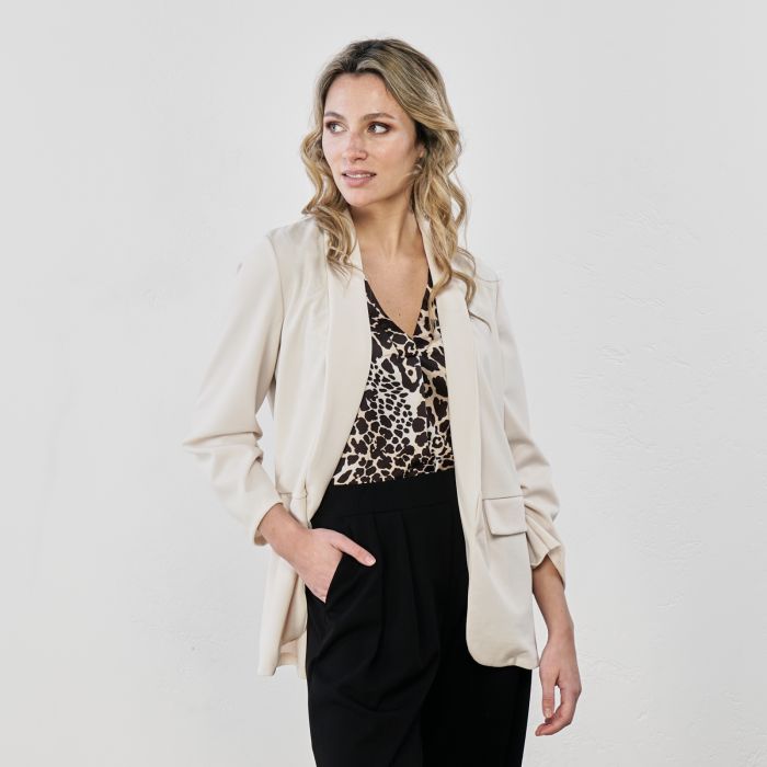 Blazer panna con maniche arricciate e tasche