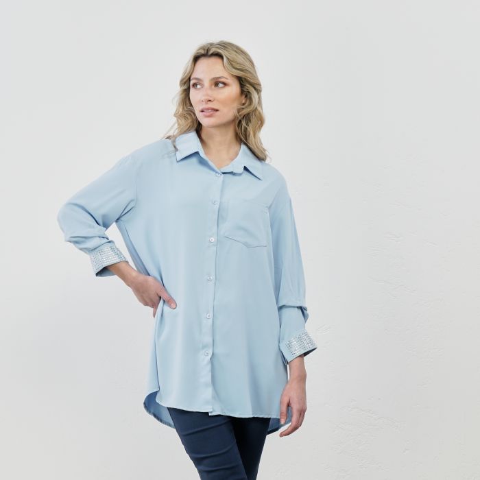 Camicia azzurra oversize con polsini con strass
