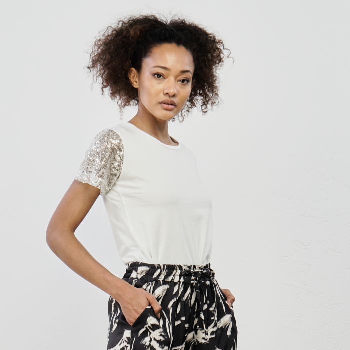 T-shirt bianca con  maniche corte con paillettes