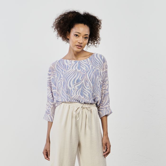 Blusa azzurra in fantasia floreale