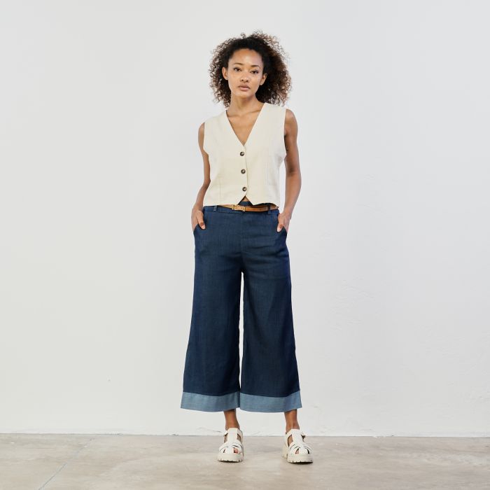 Jeans blu con gamba ampia e cintura