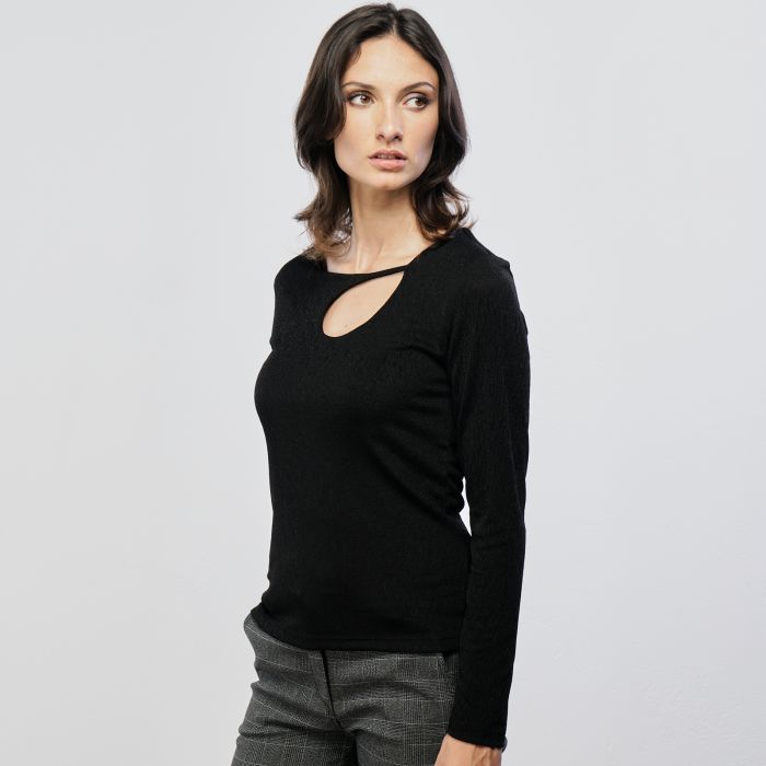 Maglia nera con scollo cut out