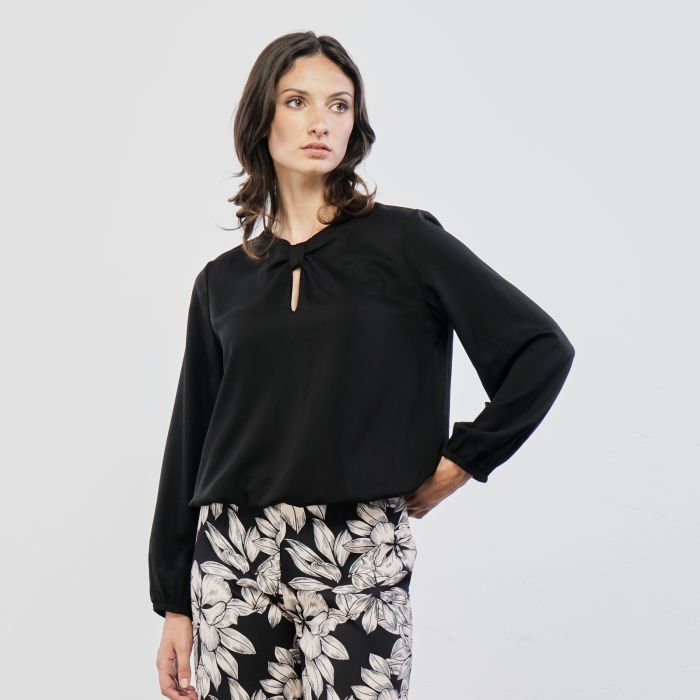 Blusa nera con scollo a nodo