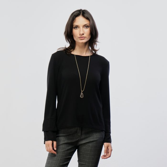 Maglia nera con maniche a spacco e collana