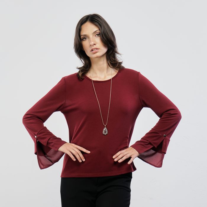 Maglia rosso scuro con maniche a spacco e collana