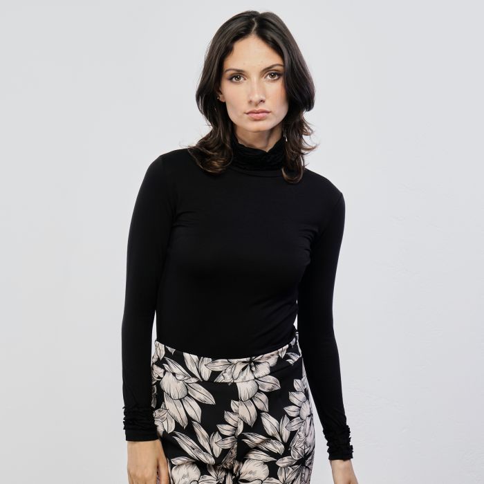 Maglia nera dolcevita con ruches