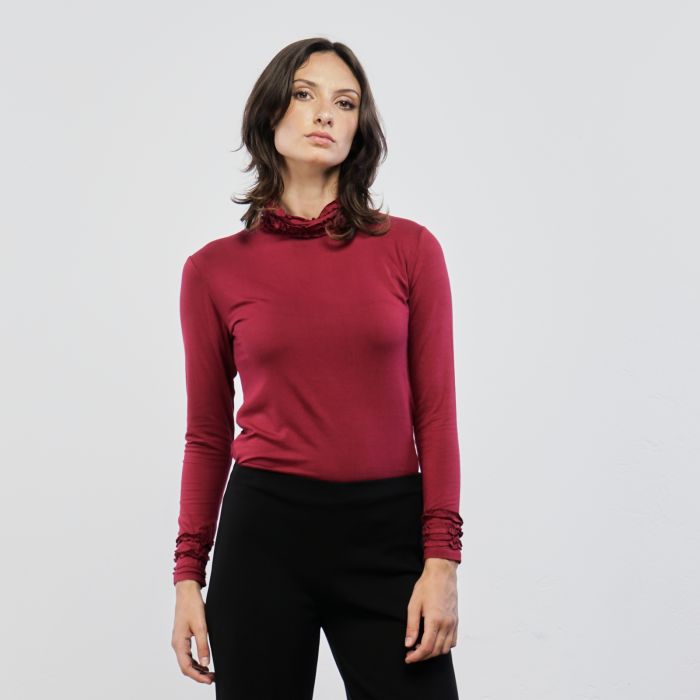 Maglia rossa dolcevita con dettaglio ruches