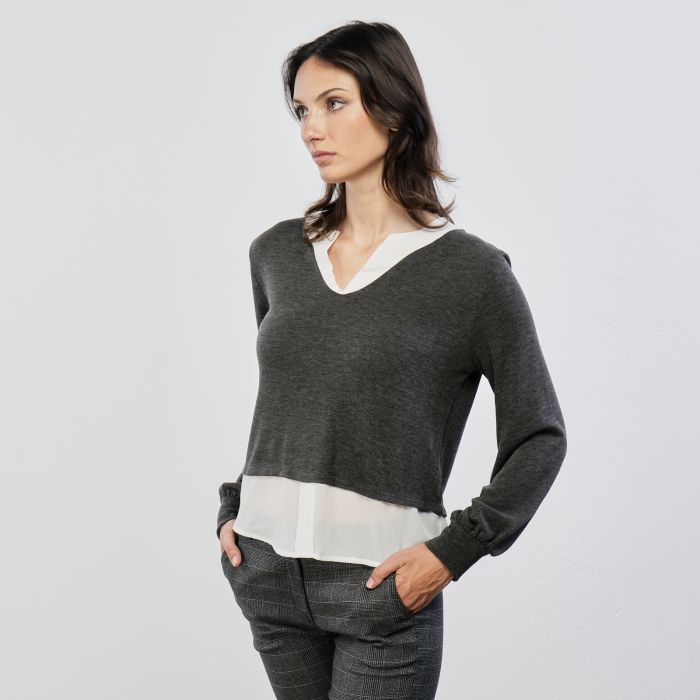 Maglia grigia pezzo unico con dettaglio camicia