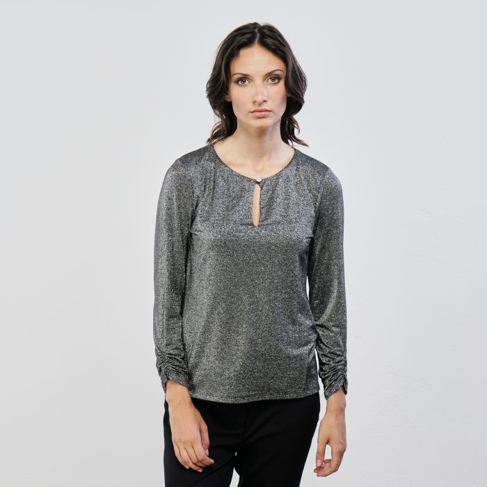 Maglia nera in lurex effetto argento con bottone gioiello