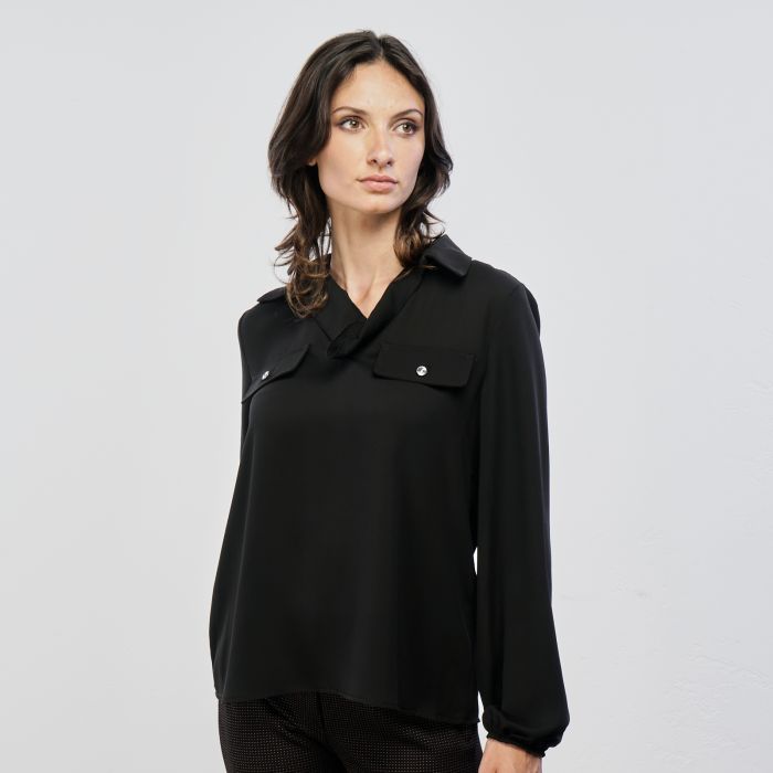 Blusa nera ampia con colletto