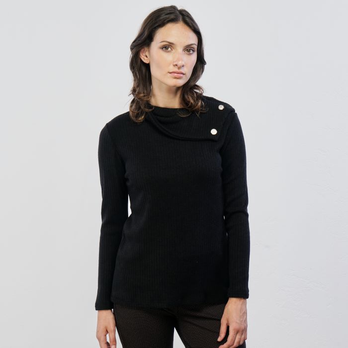 Maglia nera con collo laterale con bottoni