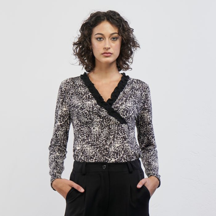 Maglia bianca e nera in fantasia animalier con volant su scollo