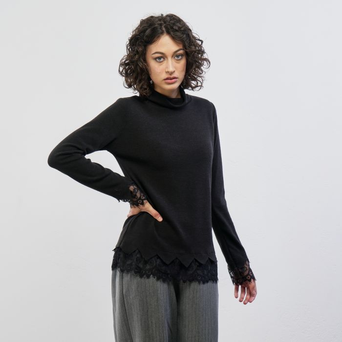 Dolcevita nera con inserti in pizzo