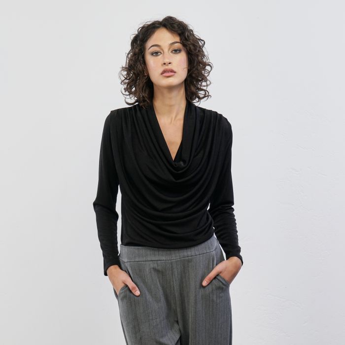 Maglia nera con scollo drappeggiato