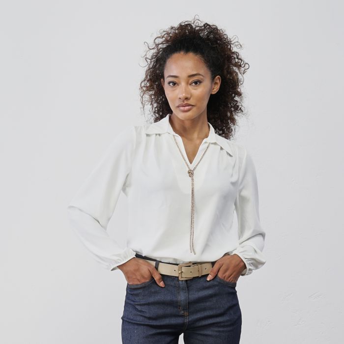 Camicia bianca da donna con dettaglio nodo strass