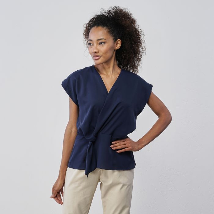 Blusa blu smanicata con nodo