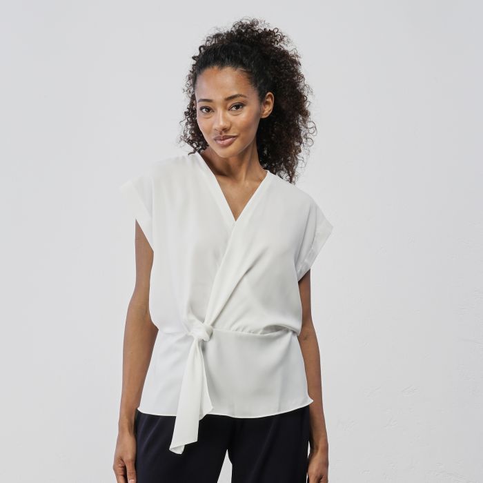 Blusa bianca smanicata con nodo