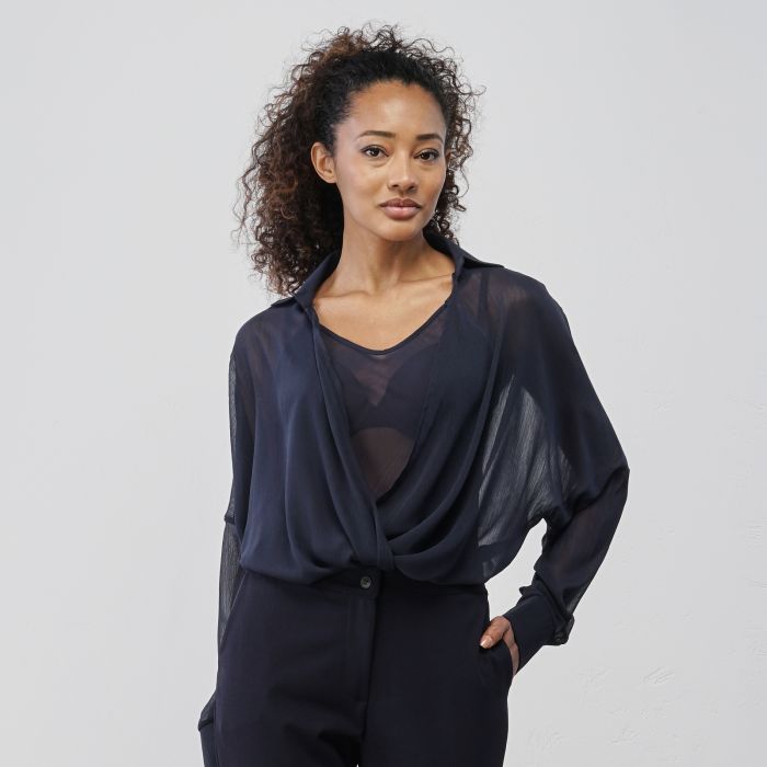Blusa blu da donna effetto trasparenza con drappeggio