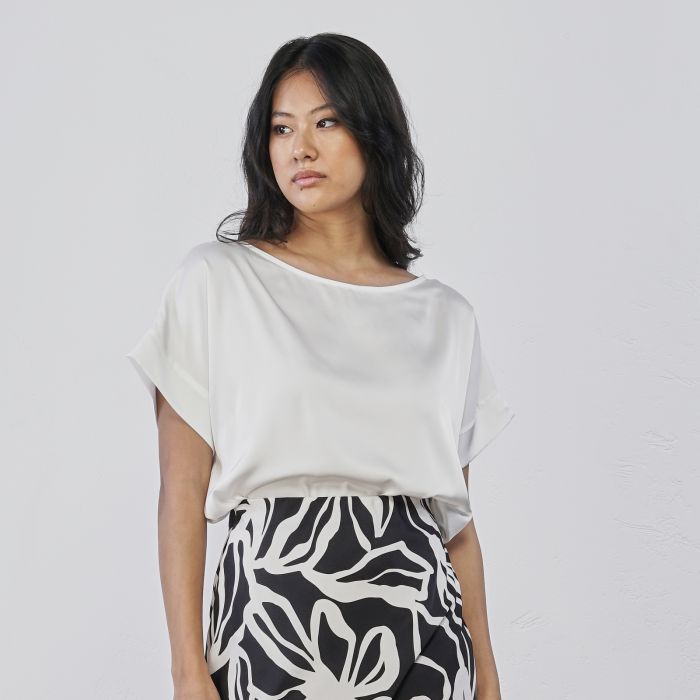 Blusa morbida bianca da donna in tessuto lucido con maniche corte