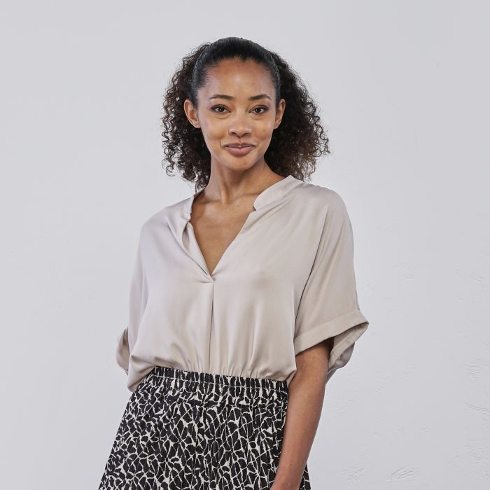 Blusa morbida beige da donna con scollo a V