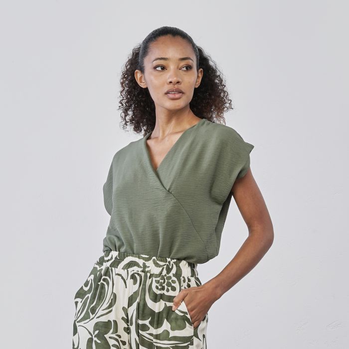 Top verde da donna con scollo a V