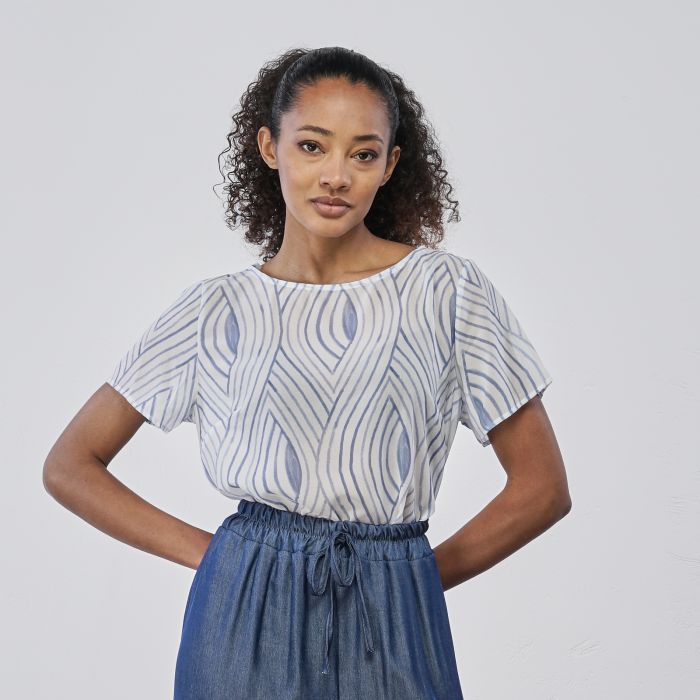 T-shirt bianca e azzurra in fantasia geometrica