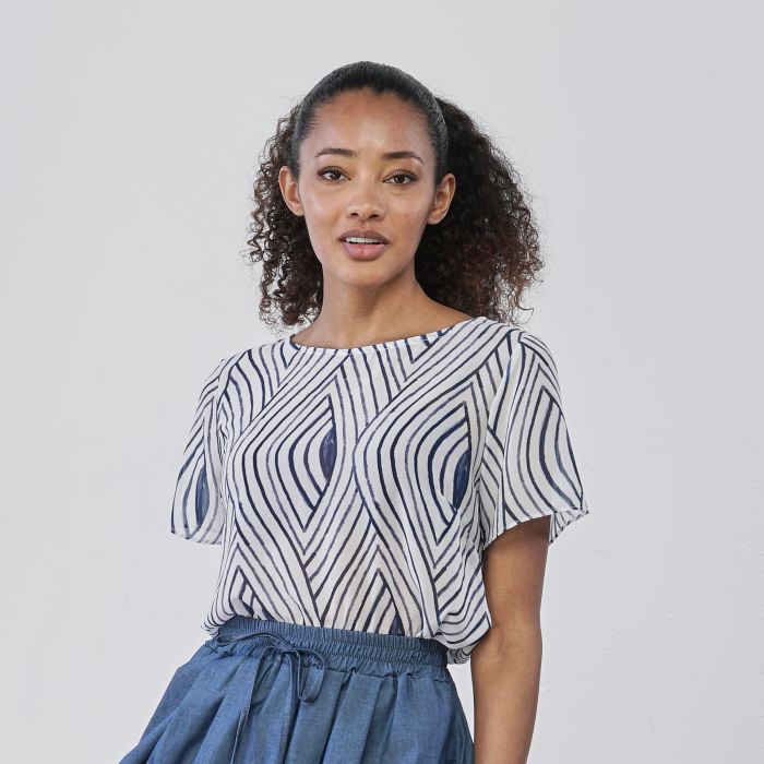 T-shirt bianca e blu in fantasia geometrica