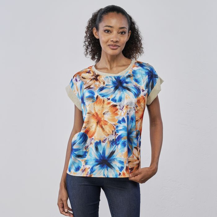 T-shirt azzurra e beige da donna con maniche corte e stampa fiori