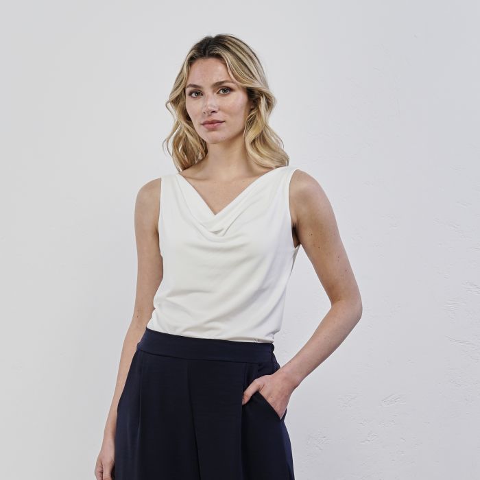 Top bianco da donna con scollo morbido