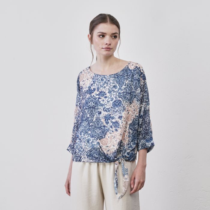 Blusa azzurra da donna in fantasia floreale con nodo