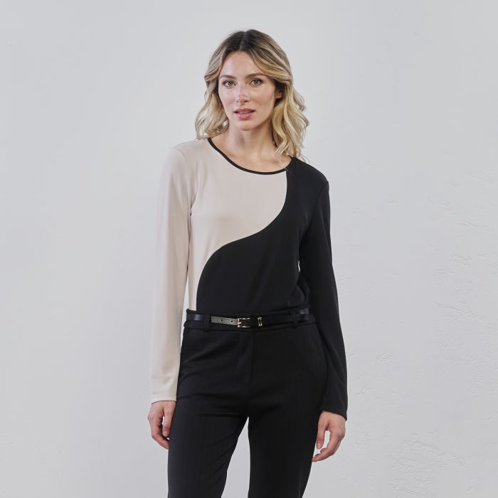 Maglia bianca e nera con motivo geometrico