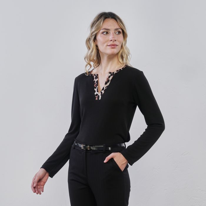 Maglia nera da donna con dettaglio scollo animalier