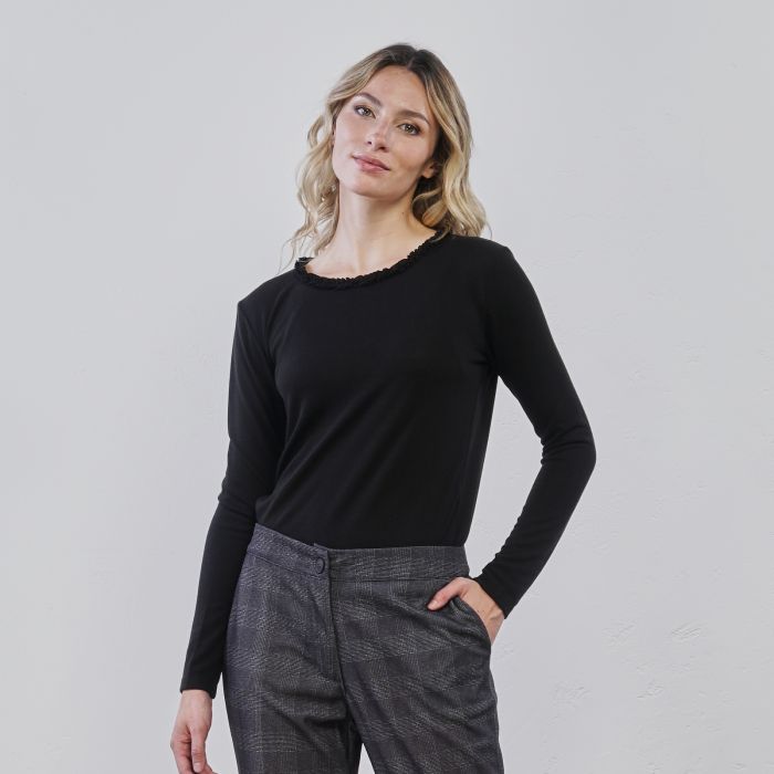 Maglia nera da donna con dettaglio scollo arricciato