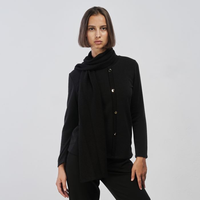 Maglioncino nero da donna con bottoni e sciarpa