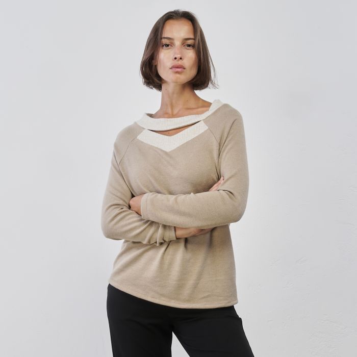Maglia beige da donna con dettaglio cut-out su scollo