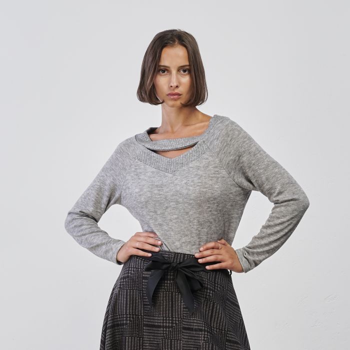 Maglia grigia da donna con dettaglio cut-out su scollo
