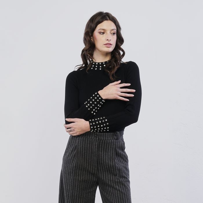 Maglia nera da donna con dettaglio strass su collo e polsini