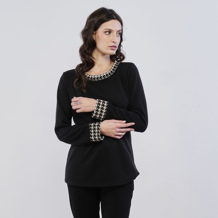 Maglia nera da donna con dettagli in fantasia geometrica