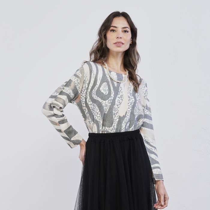 Maglia bianca e grigia in fantasia animalier con collana di perle